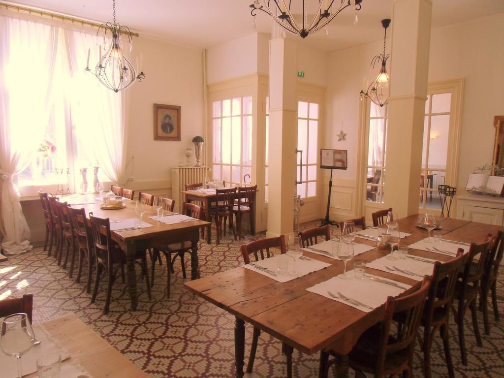 Hotel De La Providence Égliseneuve-dʼEntraigues Екстериор снимка