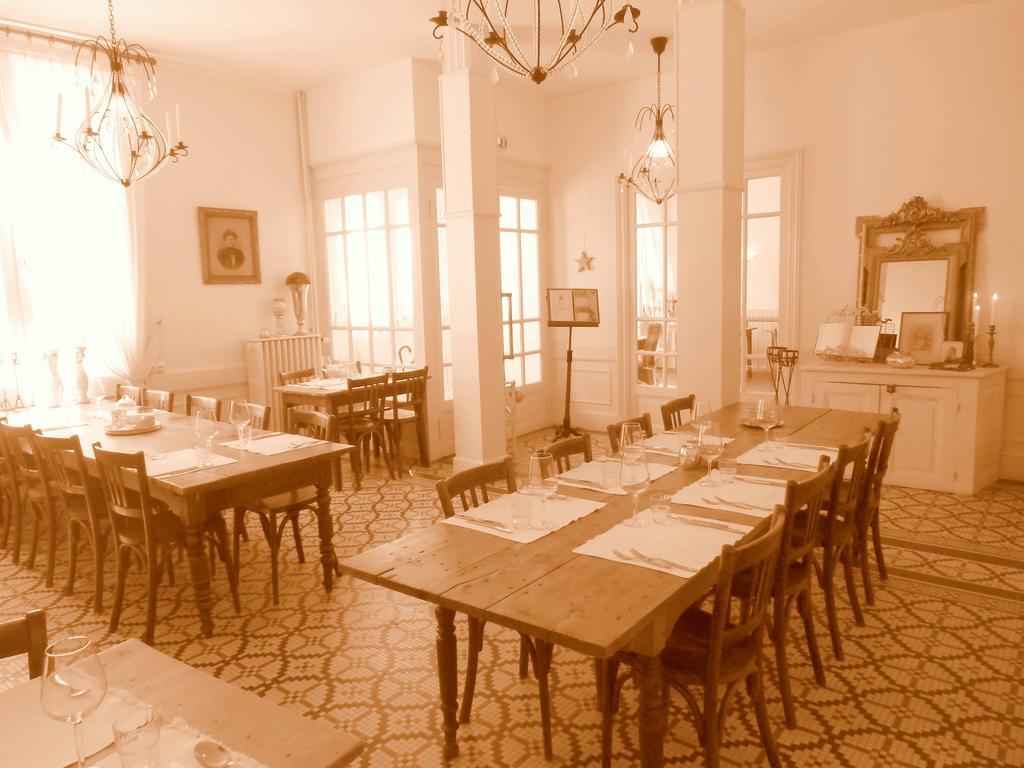 Hotel De La Providence Égliseneuve-dʼEntraigues Екстериор снимка