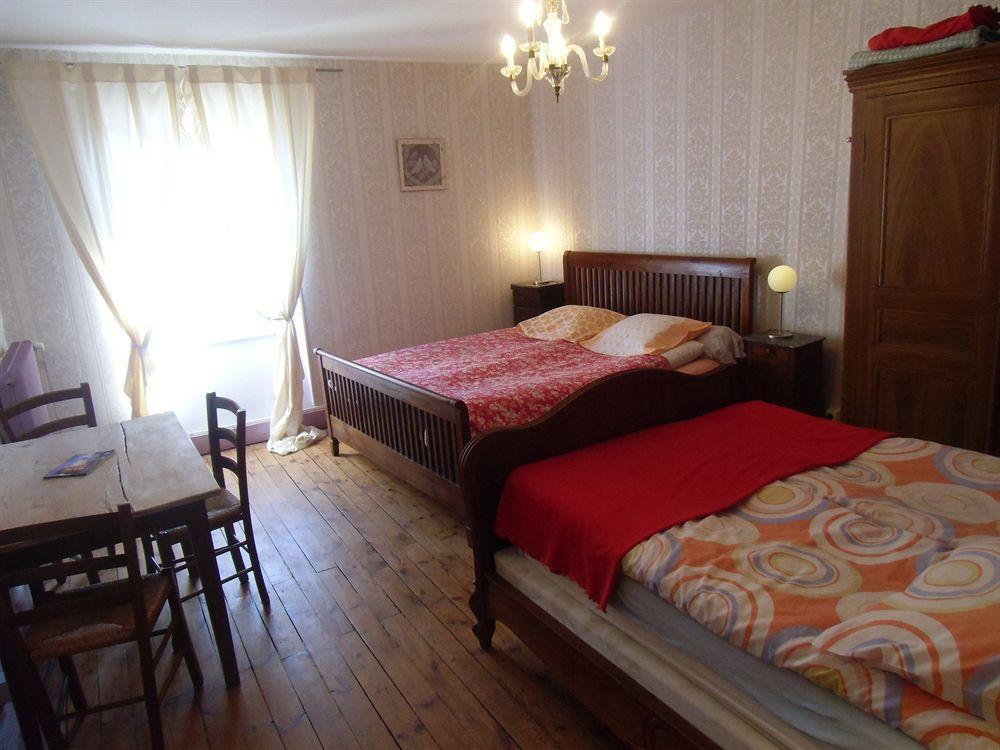 Hotel De La Providence Égliseneuve-dʼEntraigues Екстериор снимка