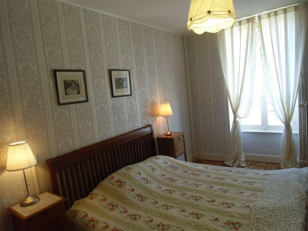 Hotel De La Providence Égliseneuve-dʼEntraigues Екстериор снимка