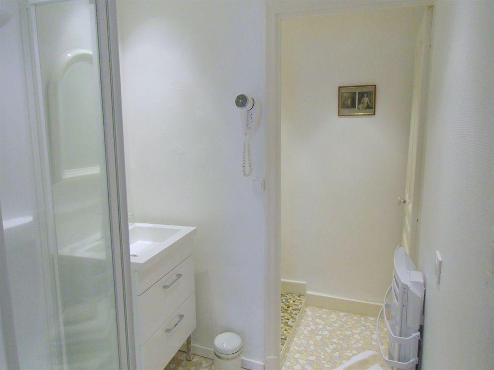 Hotel De La Providence Égliseneuve-dʼEntraigues Екстериор снимка