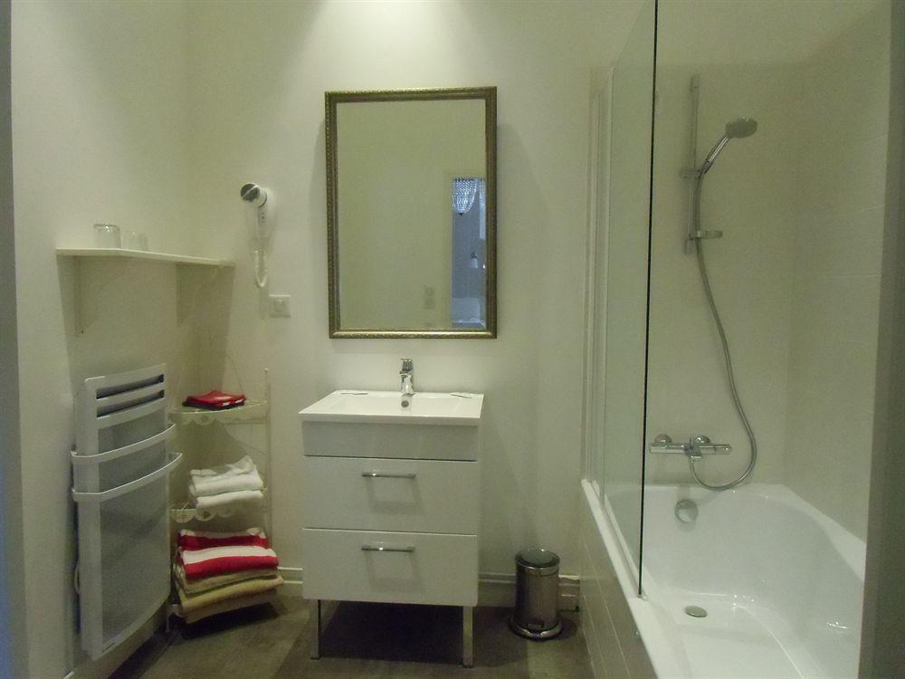 Hotel De La Providence Égliseneuve-dʼEntraigues Екстериор снимка
