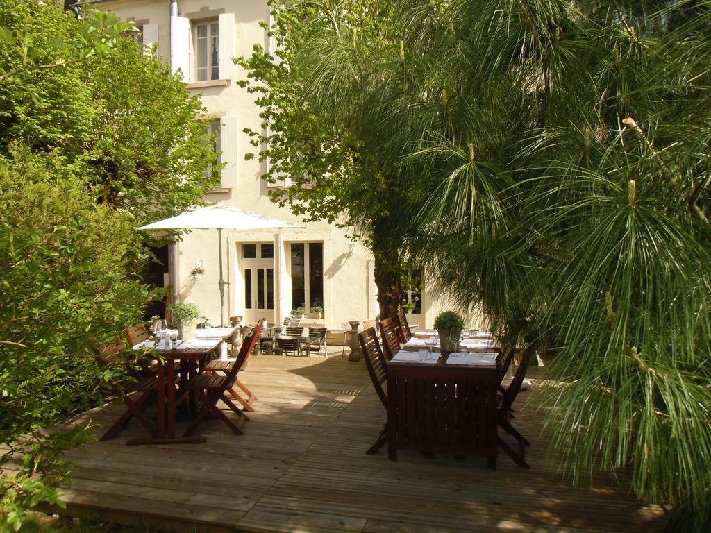 Hotel De La Providence Égliseneuve-dʼEntraigues Екстериор снимка