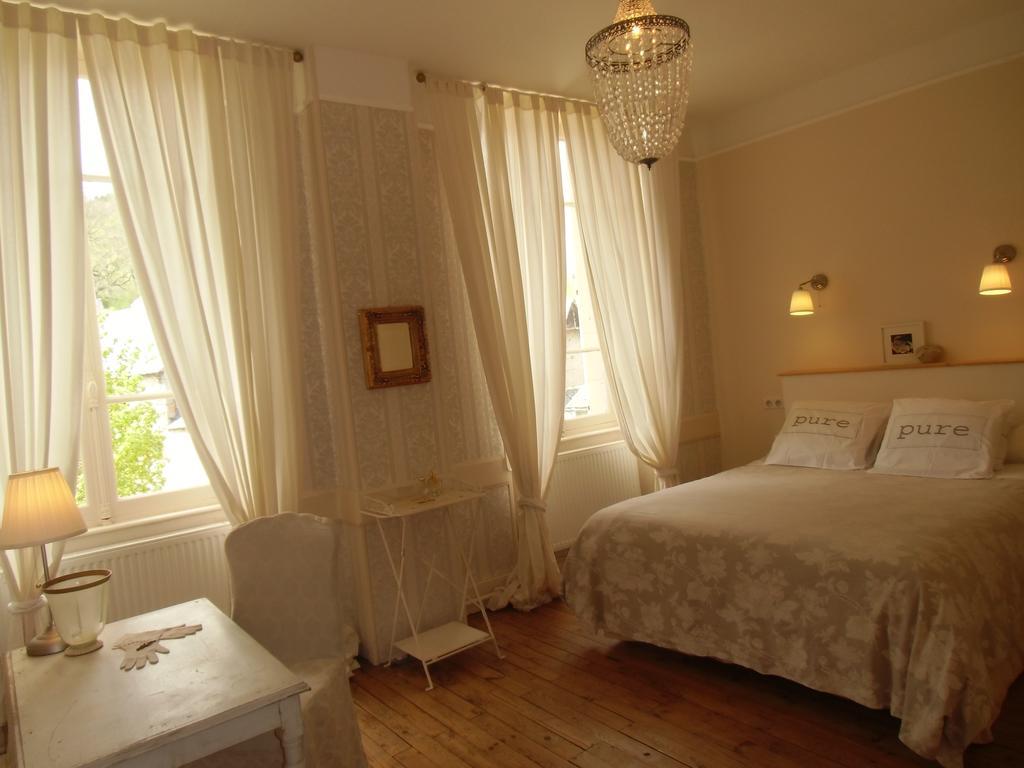 Hotel De La Providence Égliseneuve-dʼEntraigues Екстериор снимка