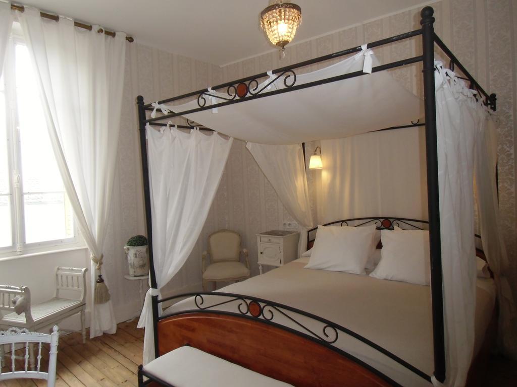 Hotel De La Providence Égliseneuve-dʼEntraigues Екстериор снимка
