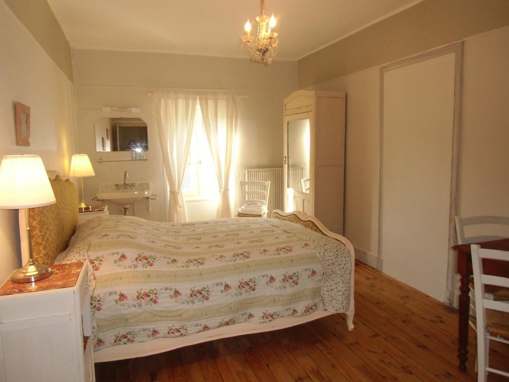 Hotel De La Providence Égliseneuve-dʼEntraigues Екстериор снимка
