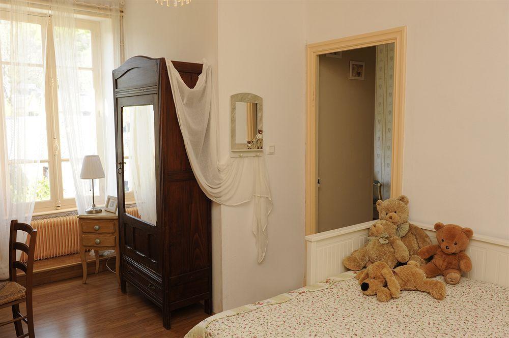 Hotel De La Providence Égliseneuve-dʼEntraigues Екстериор снимка
