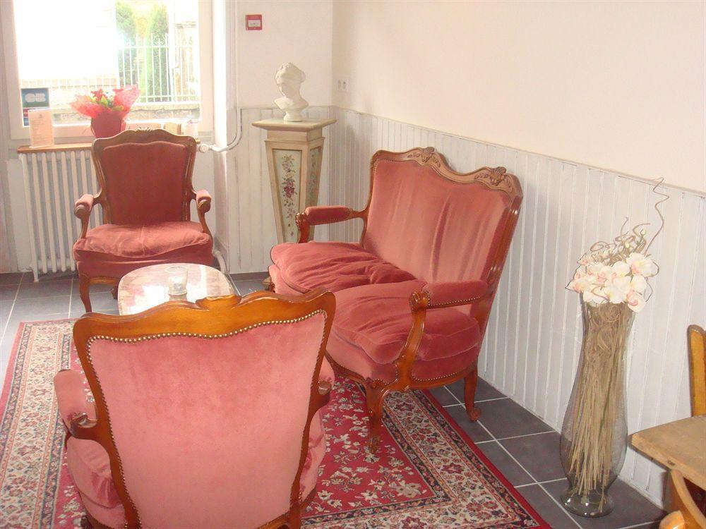 Hotel De La Providence Égliseneuve-dʼEntraigues Екстериор снимка