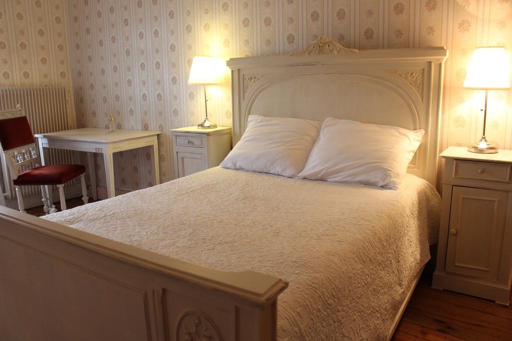Hotel De La Providence Égliseneuve-dʼEntraigues Екстериор снимка