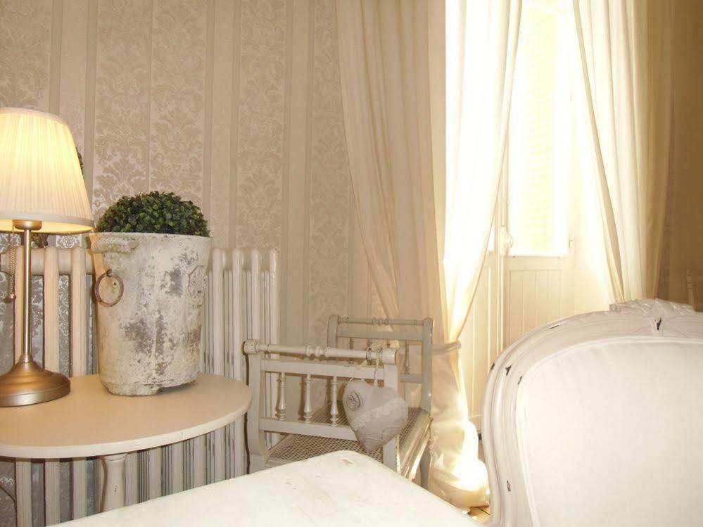 Hotel De La Providence Égliseneuve-dʼEntraigues Екстериор снимка