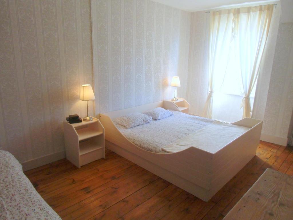 Hotel De La Providence Égliseneuve-dʼEntraigues Стая снимка
