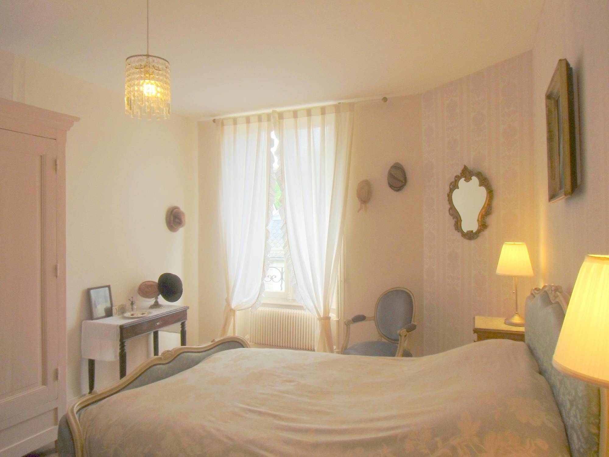 Hotel De La Providence Égliseneuve-dʼEntraigues Екстериор снимка