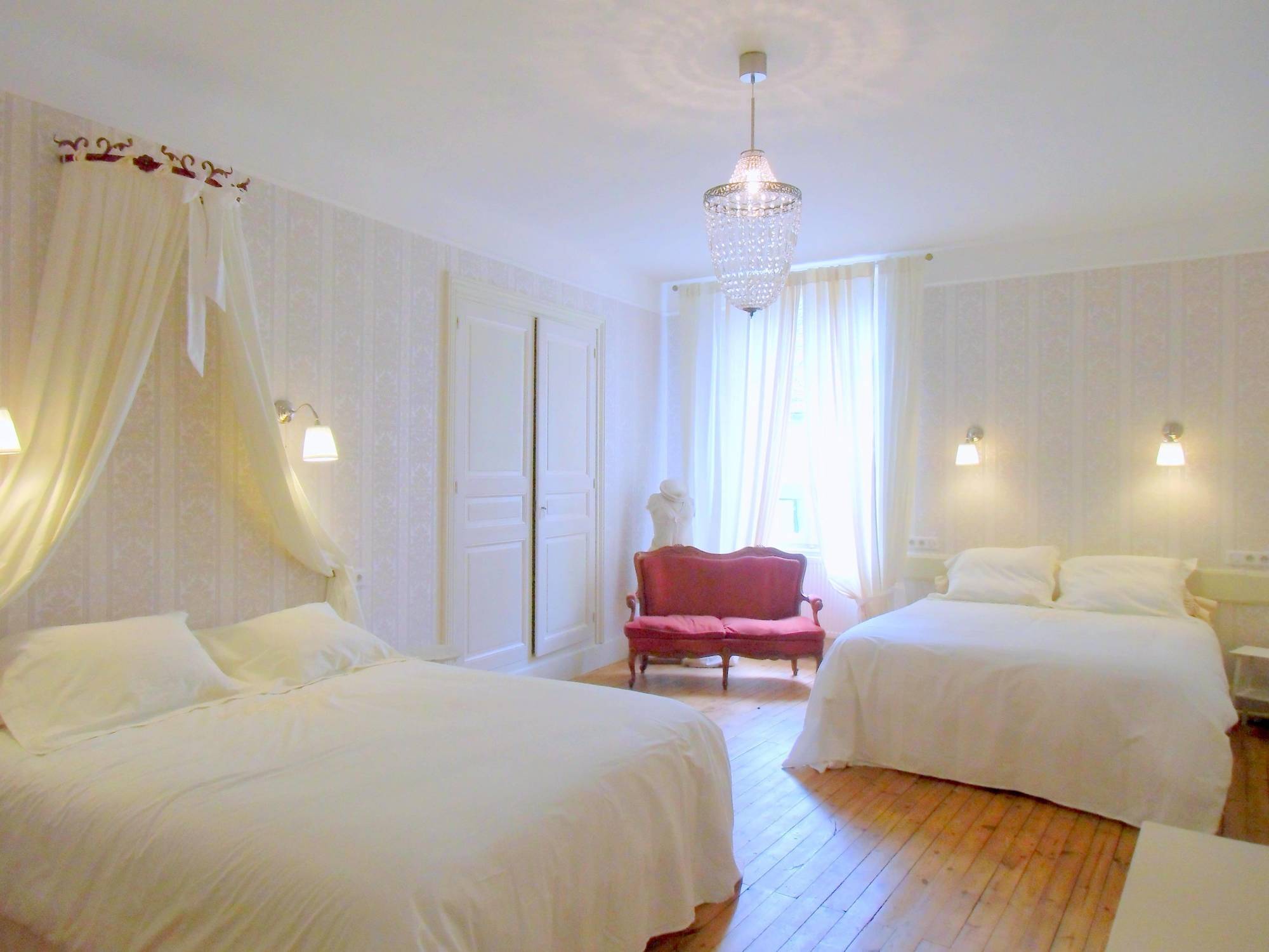 Hotel De La Providence Égliseneuve-dʼEntraigues Екстериор снимка