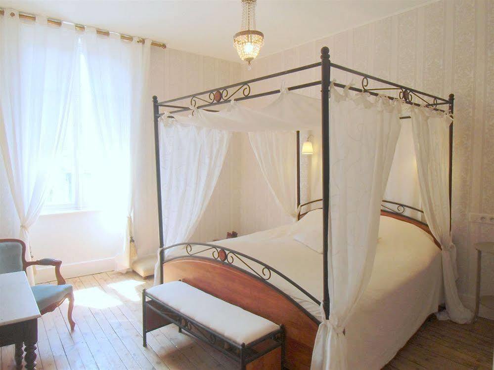 Hotel De La Providence Égliseneuve-dʼEntraigues Екстериор снимка