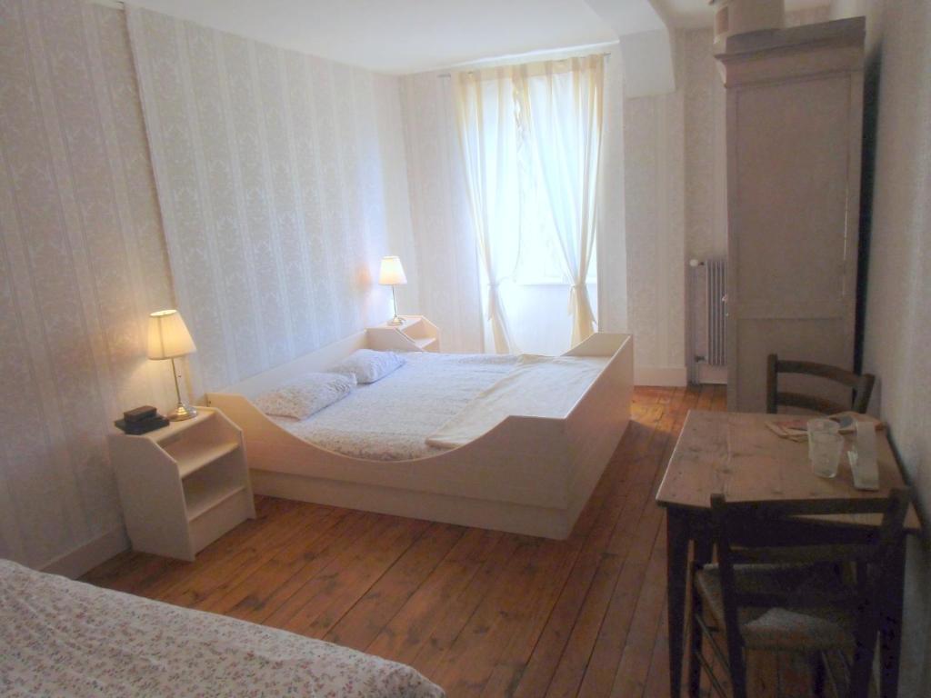 Hotel De La Providence Égliseneuve-dʼEntraigues Екстериор снимка