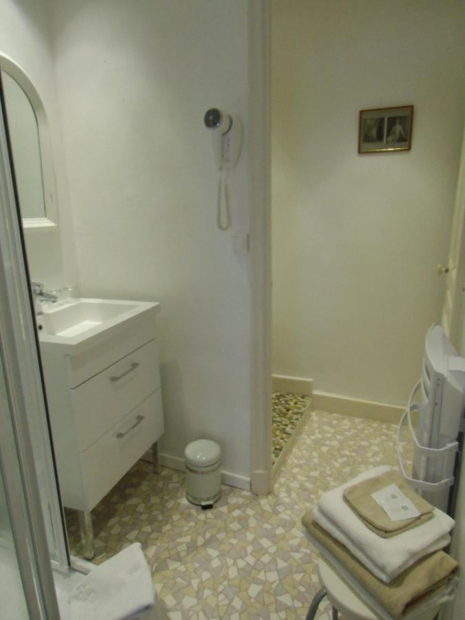 Hotel De La Providence Égliseneuve-dʼEntraigues Екстериор снимка